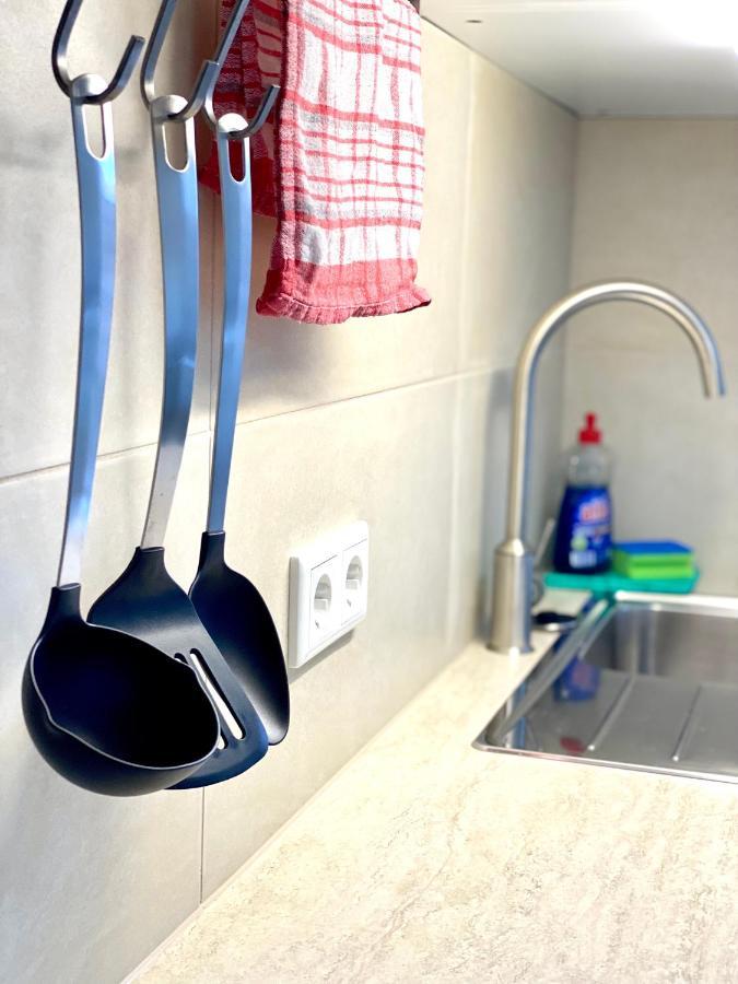 2 Rooms, Free Parking, 25 Min To Duesseldorf, 150 Mbps Wlan ดุยส์บูร์ก ภายนอก รูปภาพ