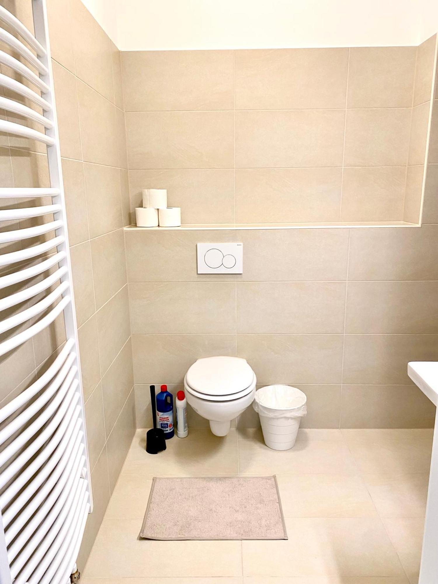 2 Rooms, Free Parking, 25 Min To Duesseldorf, 150 Mbps Wlan ดุยส์บูร์ก ภายนอก รูปภาพ