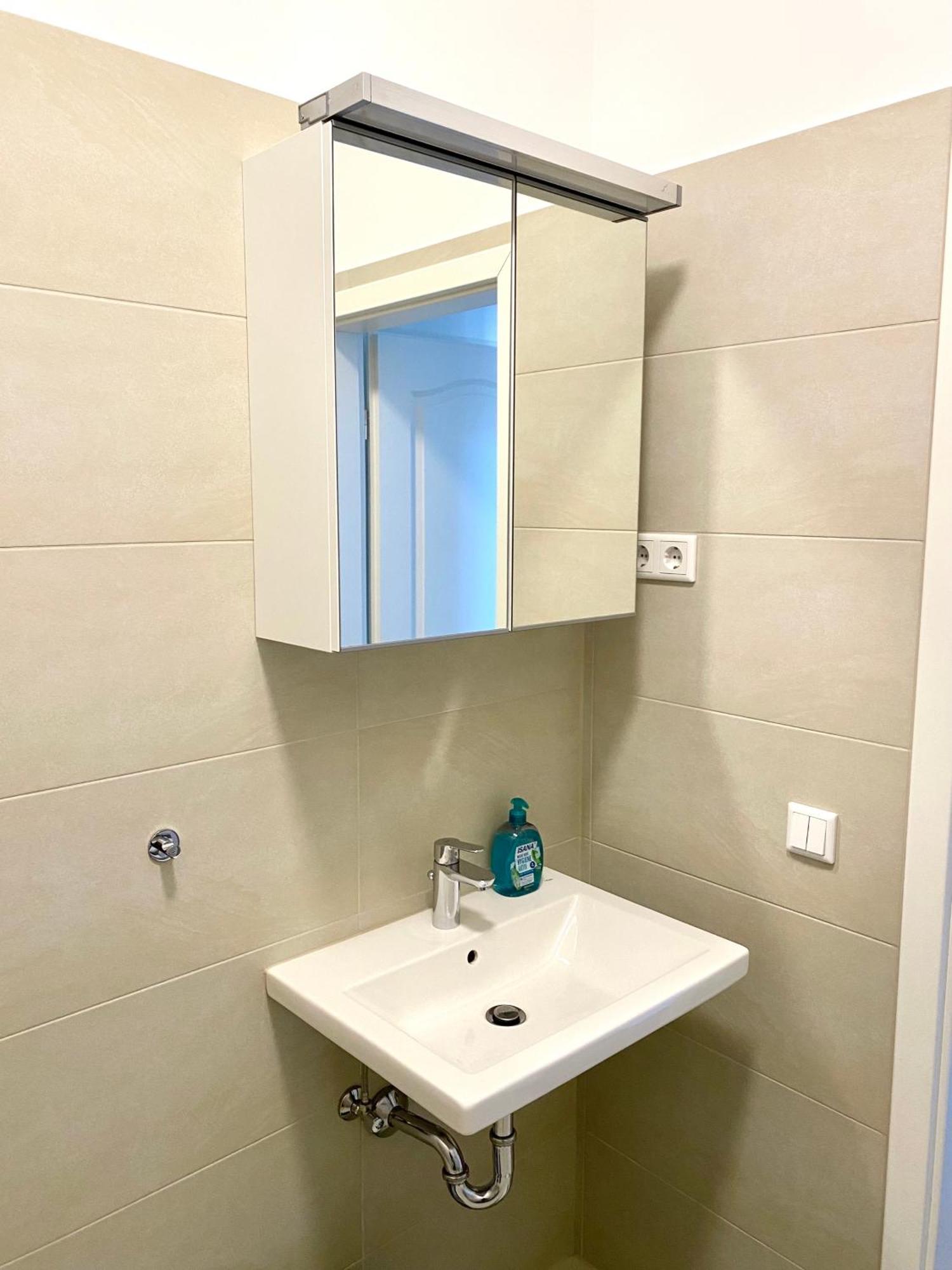 2 Rooms, Free Parking, 25 Min To Duesseldorf, 150 Mbps Wlan ดุยส์บูร์ก ภายนอก รูปภาพ